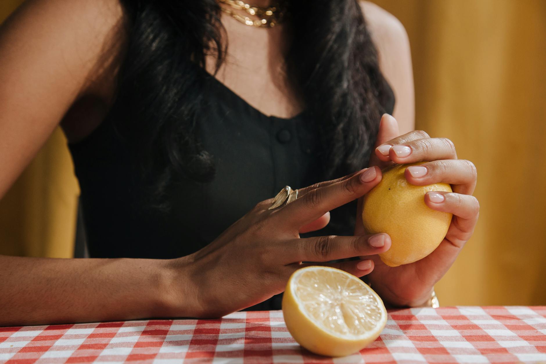 Due limoni vibranti su sfondo bianco minimalista, simbolo di freschezza e piacere